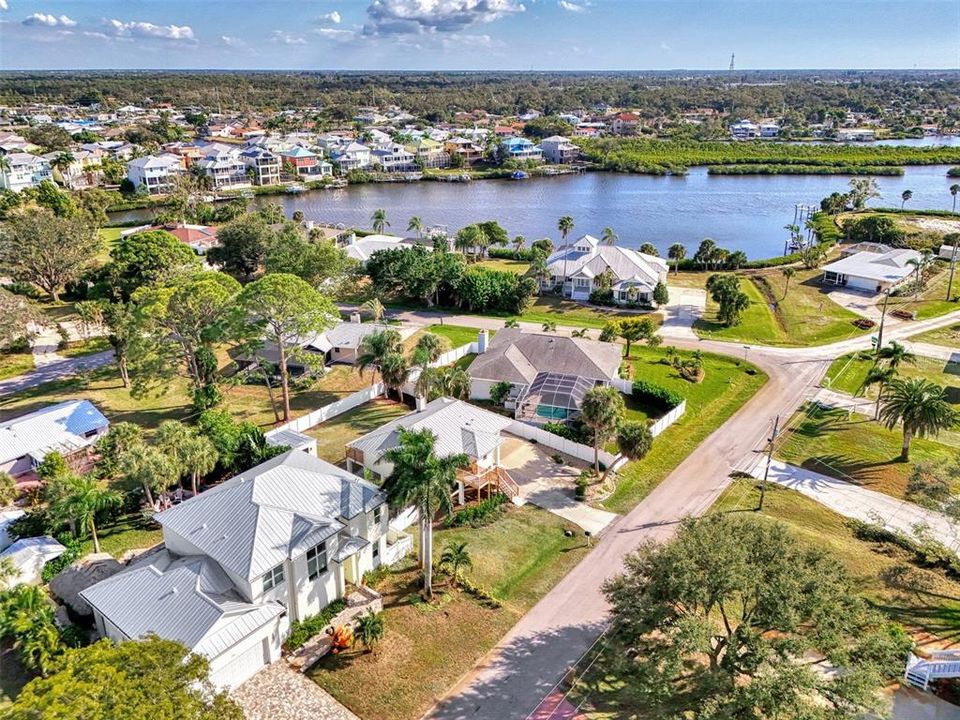 For Sale: $425,000 (2 beds, 2 baths, 1101 Square Feet)