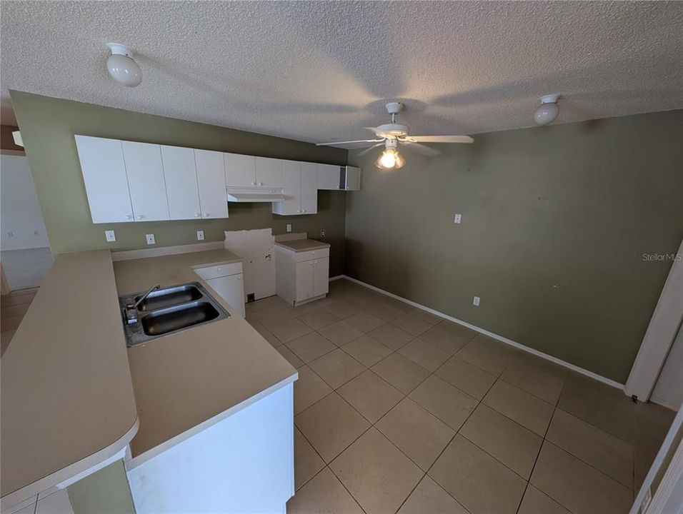 En Venta: $233,000 (2 camas, 2 baños, 1121 Pies cuadrados)