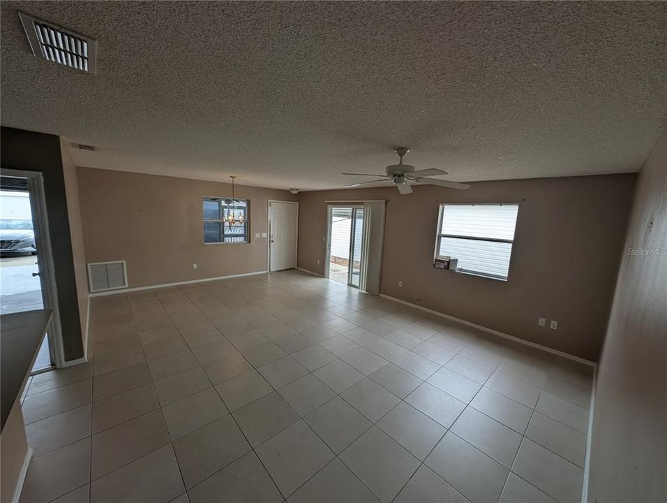 En Venta: $233,000 (2 camas, 2 baños, 1121 Pies cuadrados)