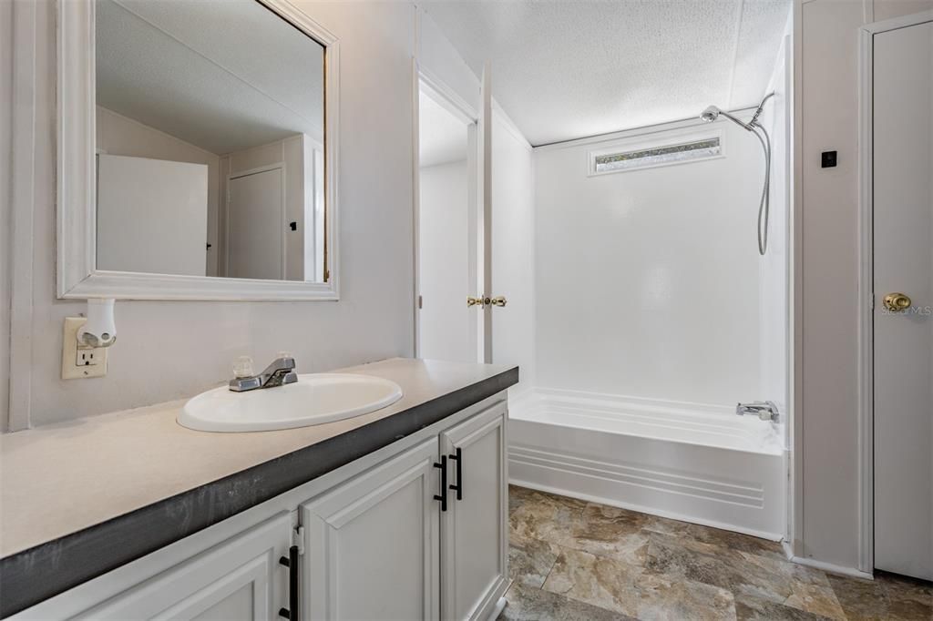 Под контрактом: $259,000 (4 спален, 2 ванн, 2128 Квадратных фут)