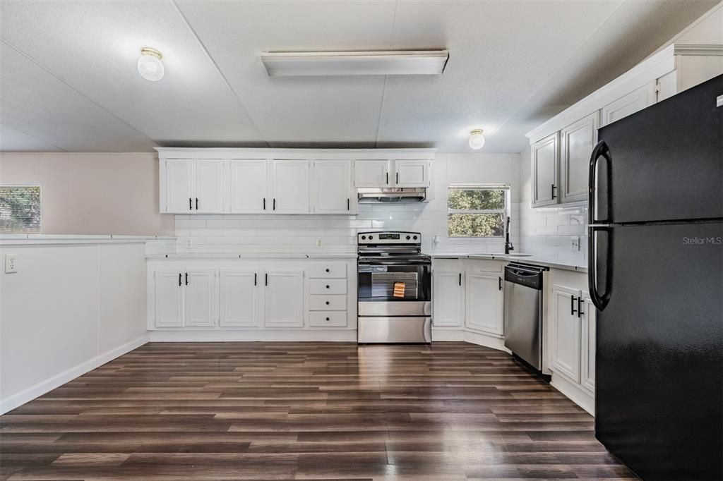 Под контрактом: $259,000 (4 спален, 2 ванн, 2128 Квадратных фут)