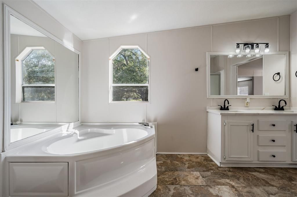 Под контрактом: $259,000 (4 спален, 2 ванн, 2128 Квадратных фут)