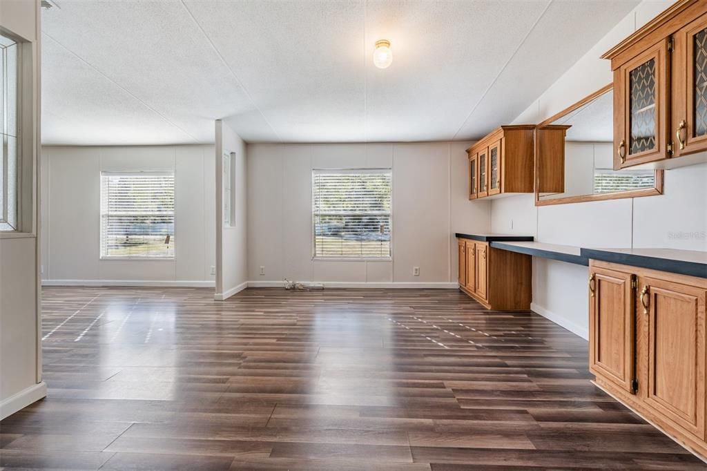 Под контрактом: $259,000 (4 спален, 2 ванн, 2128 Квадратных фут)