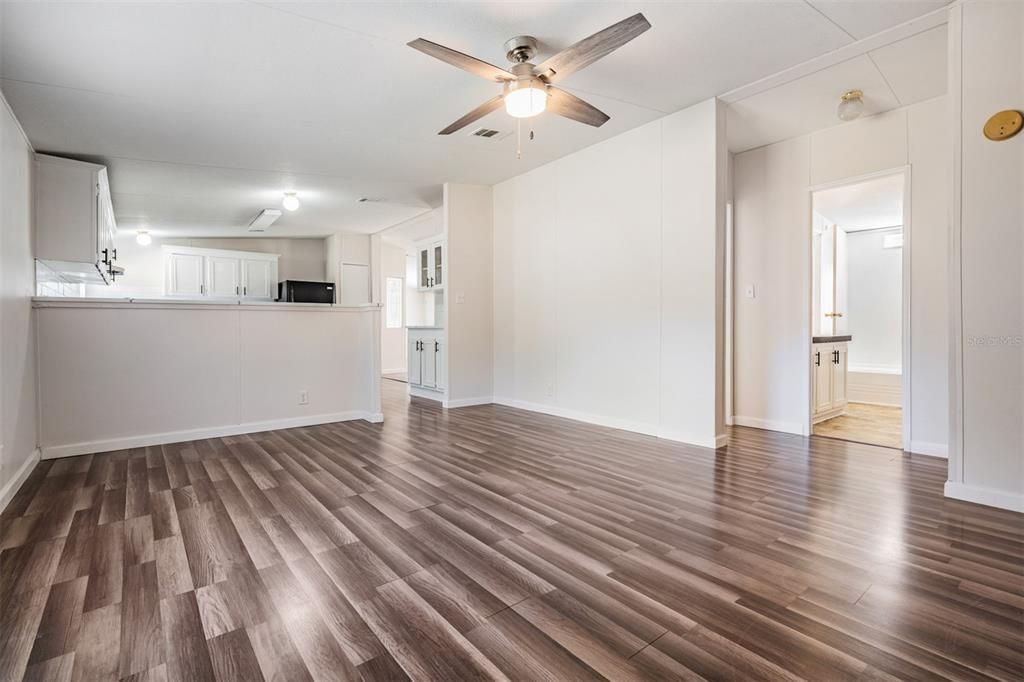 Под контрактом: $259,000 (4 спален, 2 ванн, 2128 Квадратных фут)