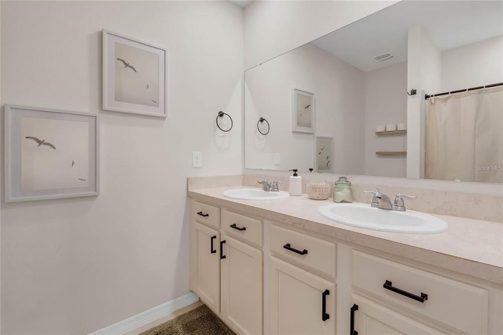 For Rent: $2,400 (3 beds, 2 baths, 1516 Square Feet)