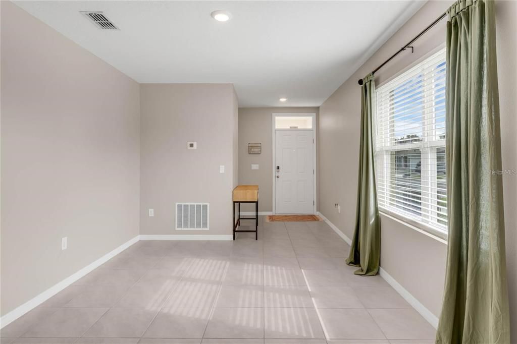 For Rent: $2,400 (3 beds, 2 baths, 1516 Square Feet)