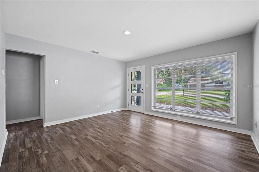 На продажу: $336,990 (3 спален, 2 ванн, 1335 Квадратных фут)