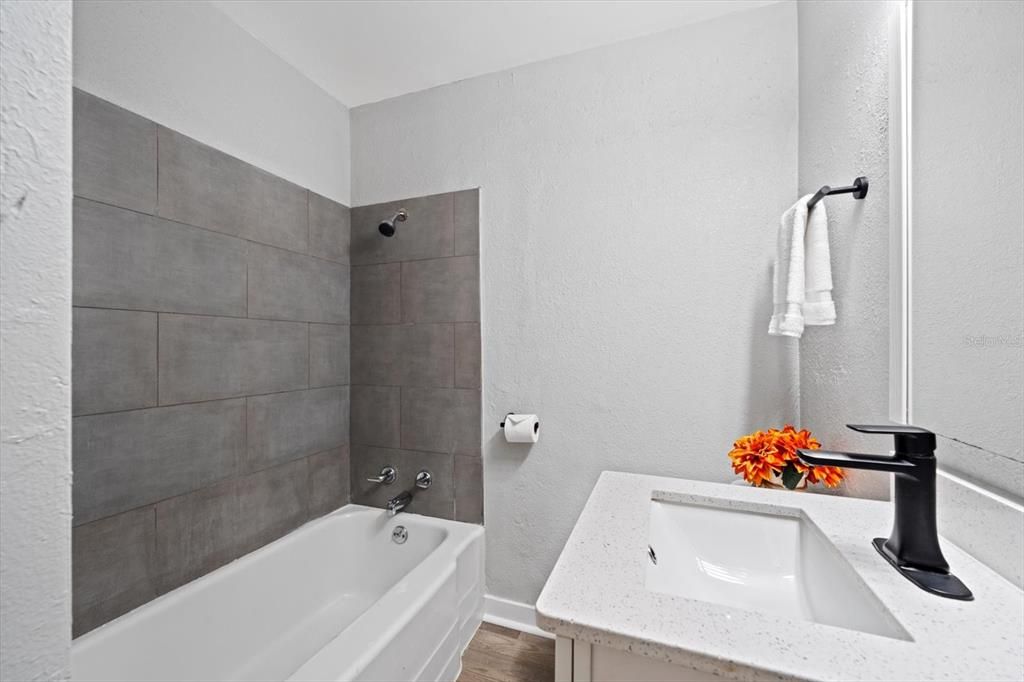 На продажу: $336,990 (3 спален, 2 ванн, 1335 Квадратных фут)