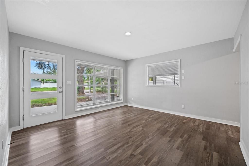 На продажу: $336,990 (3 спален, 2 ванн, 1335 Квадратных фут)