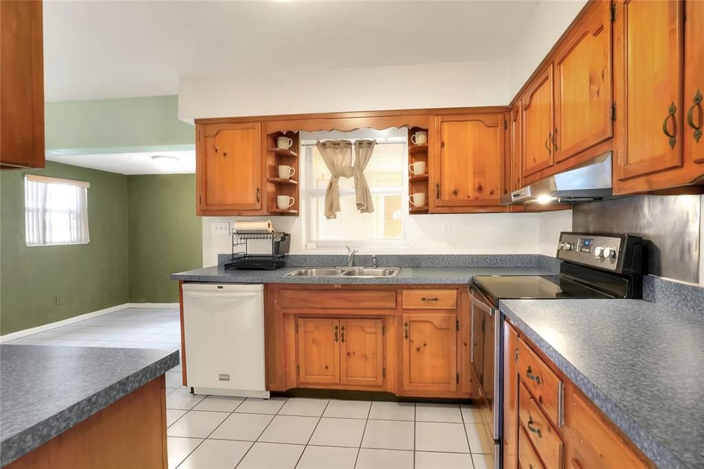 En Venta: $335,000 (4 camas, 1 baños, 1665 Pies cuadrados)