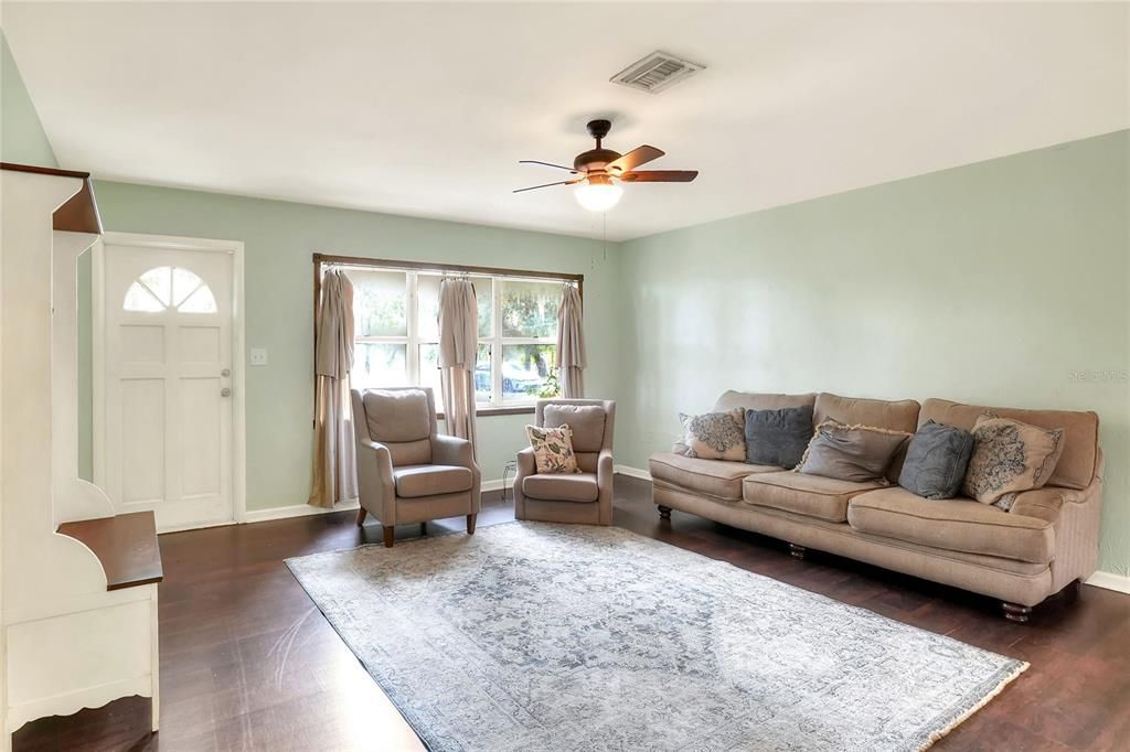 En Venta: $335,000 (4 camas, 1 baños, 1665 Pies cuadrados)