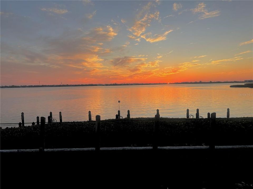 For Sale: $669,000 (2 beds, 2 baths, 1185 Square Feet)