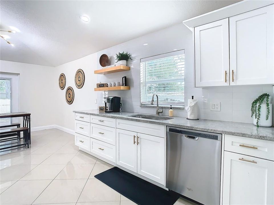 出租: $3,750 (3 贝兹, 3 浴室, 1340 平方英尺)