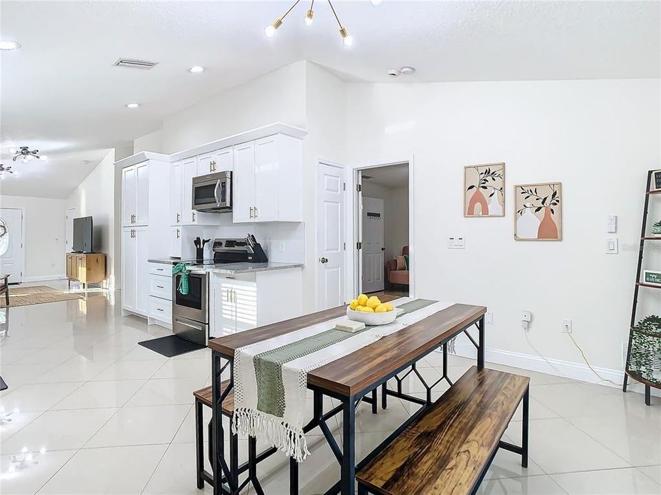 出租: $3,750 (3 贝兹, 3 浴室, 1340 平方英尺)