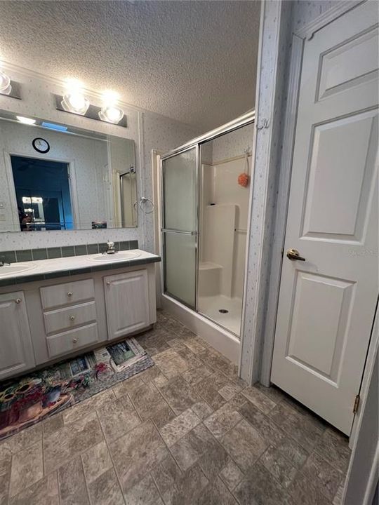 На продажу: $170,000 (2 спален, 2 ванн, 1369 Квадратных фут)