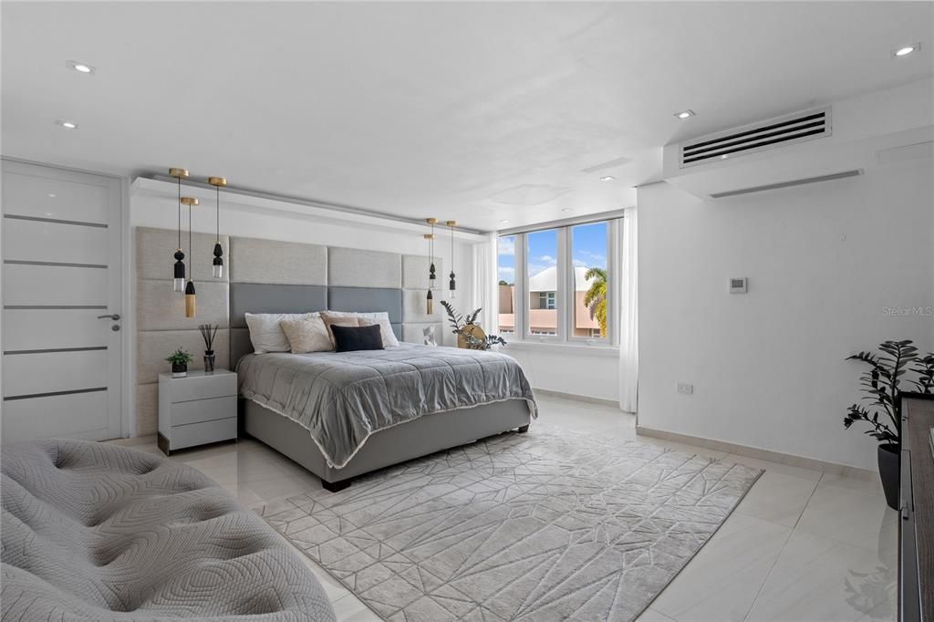 En Venta: $1,200,000 (4 camas, 3 baños, 2740 Pies cuadrados)