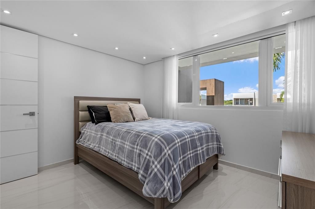 En Venta: $1,200,000 (4 camas, 3 baños, 2740 Pies cuadrados)
