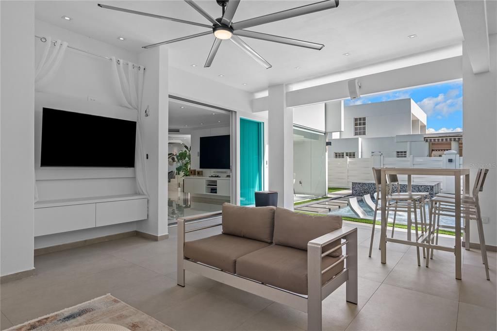 En Venta: $1,200,000 (4 camas, 3 baños, 2740 Pies cuadrados)