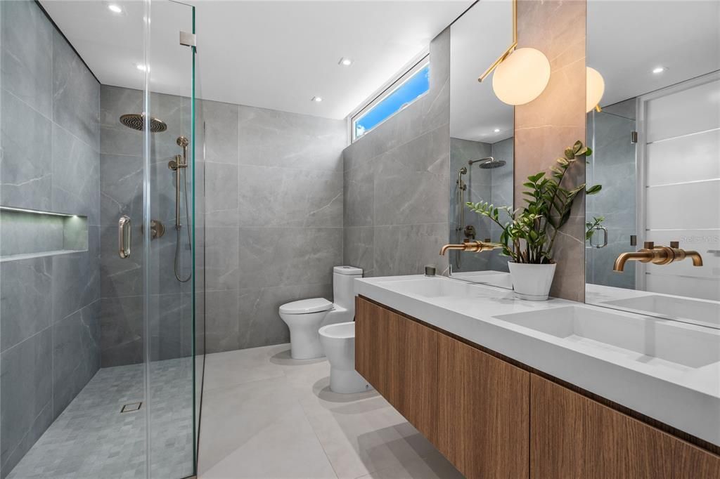 En Venta: $1,200,000 (4 camas, 3 baños, 2740 Pies cuadrados)