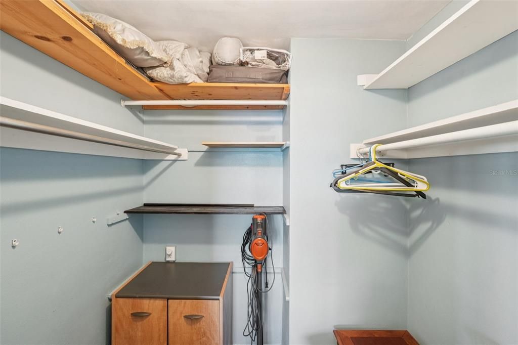 For Sale: $215,000 (1 beds, 1 baths, 662 Square Feet)