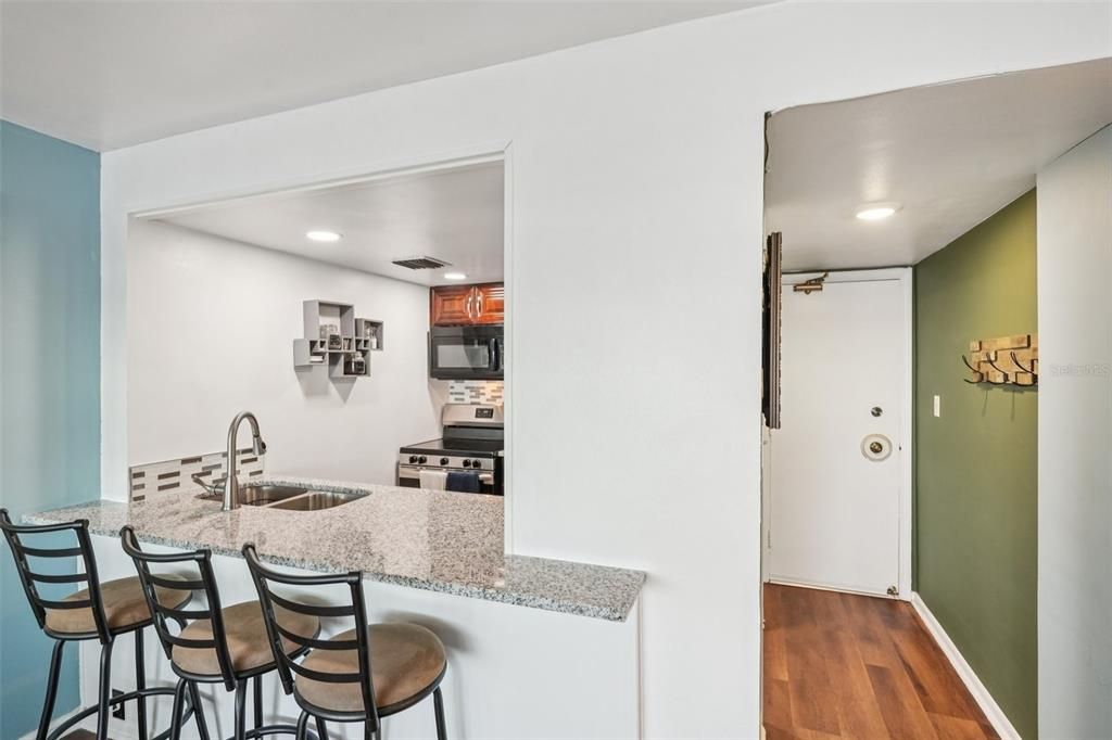 For Sale: $215,000 (1 beds, 1 baths, 662 Square Feet)