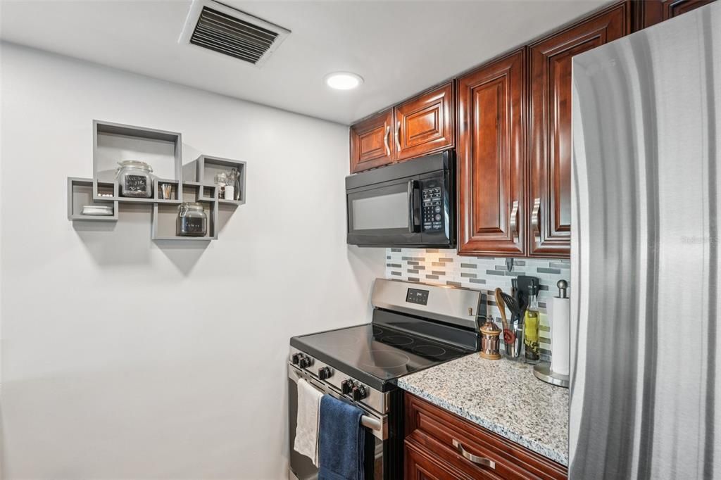 For Sale: $215,000 (1 beds, 1 baths, 662 Square Feet)