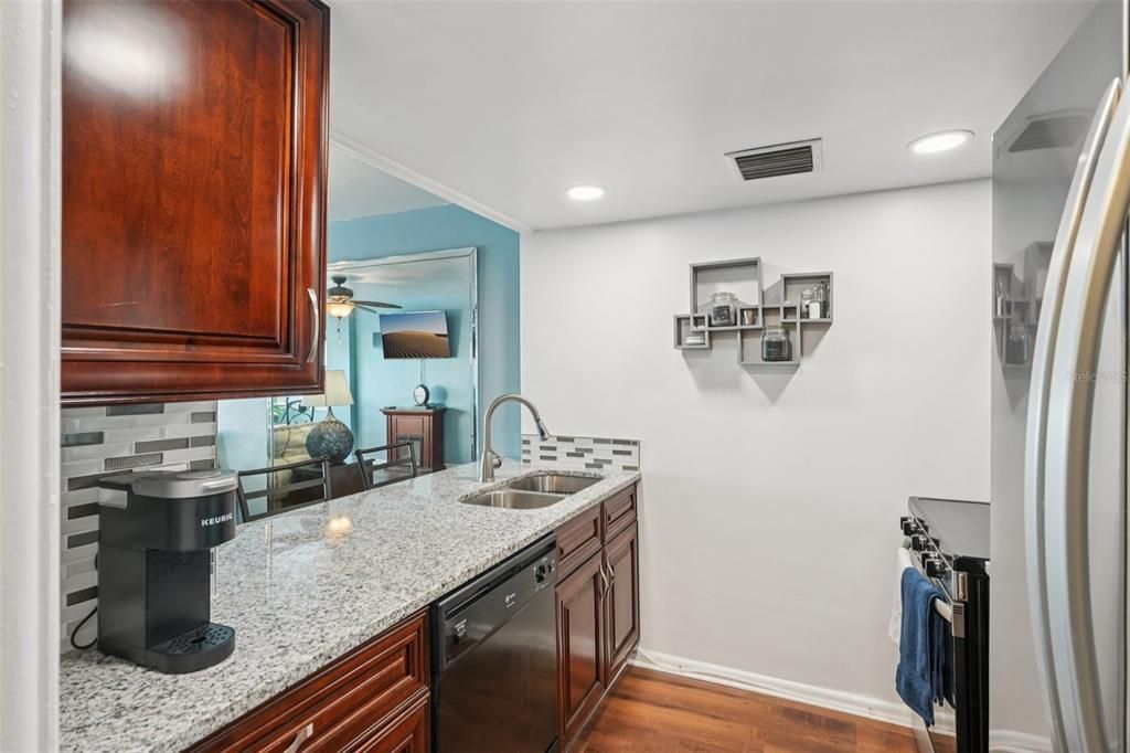 For Sale: $215,000 (1 beds, 1 baths, 662 Square Feet)