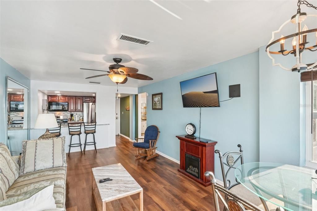 For Sale: $215,000 (1 beds, 1 baths, 662 Square Feet)