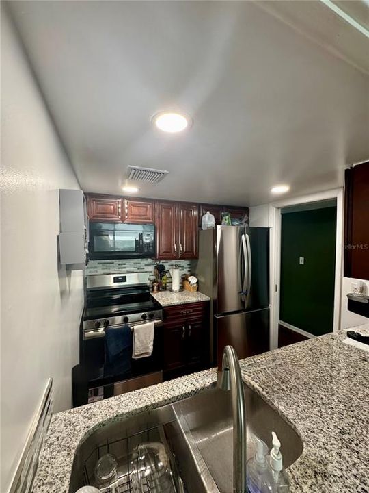 For Sale: $215,000 (1 beds, 1 baths, 662 Square Feet)
