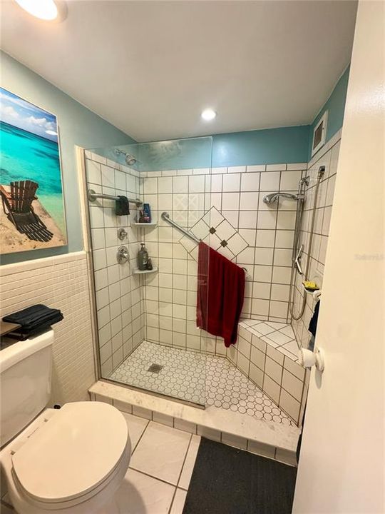 For Sale: $215,000 (1 beds, 1 baths, 662 Square Feet)