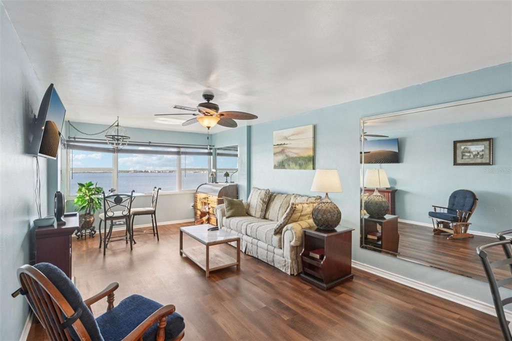 For Sale: $215,000 (1 beds, 1 baths, 662 Square Feet)