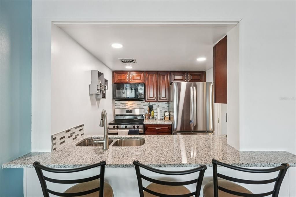 For Sale: $215,000 (1 beds, 1 baths, 662 Square Feet)