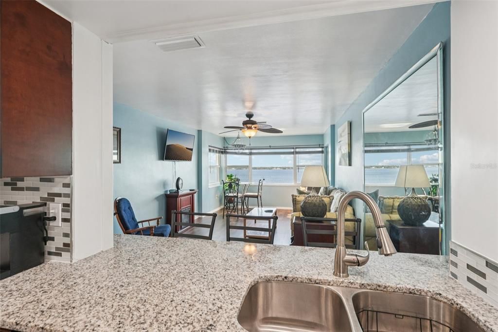 For Sale: $215,000 (1 beds, 1 baths, 662 Square Feet)