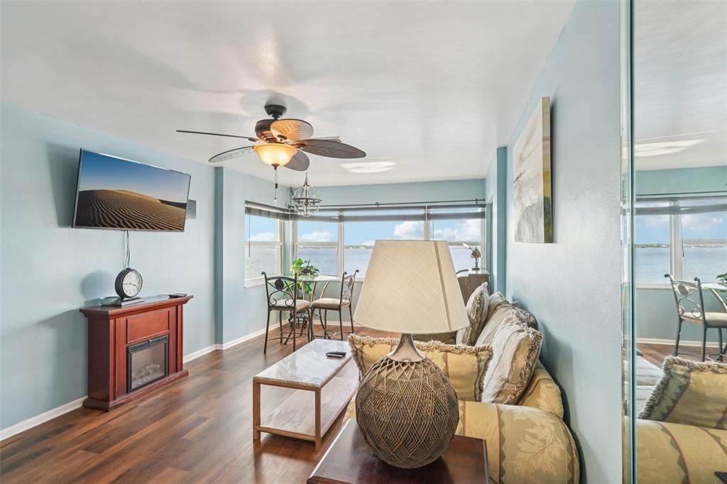 For Sale: $215,000 (1 beds, 1 baths, 662 Square Feet)