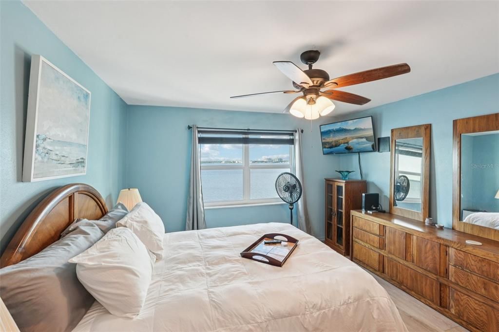 For Sale: $215,000 (1 beds, 1 baths, 662 Square Feet)