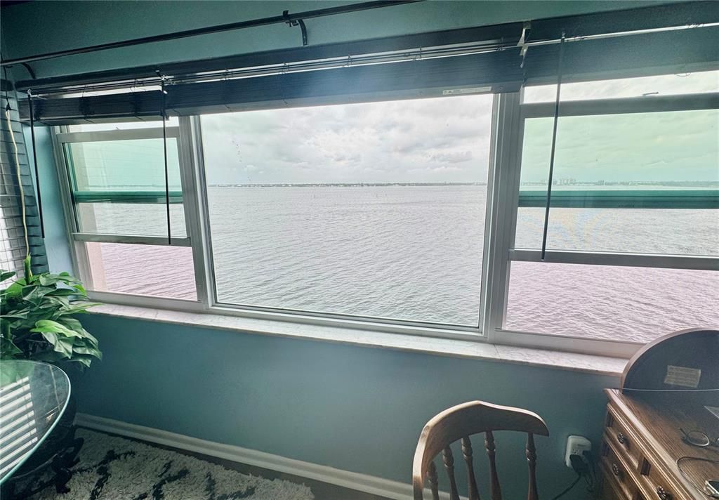 For Sale: $215,000 (1 beds, 1 baths, 662 Square Feet)