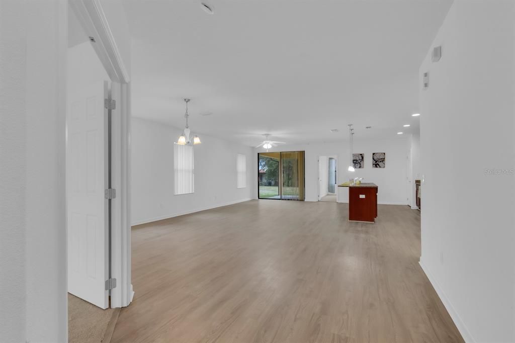 For Sale: $425,000 (4 beds, 2 baths, 1895 Square Feet)