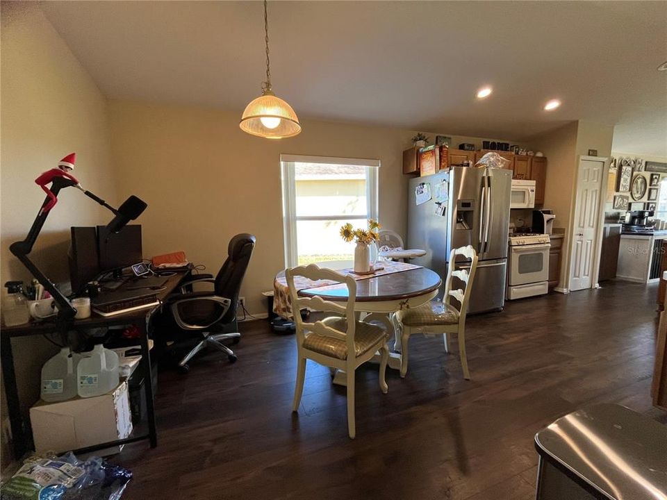 На продажу: $325,000 (3 спален, 2 ванн, 1706 Квадратных фут)