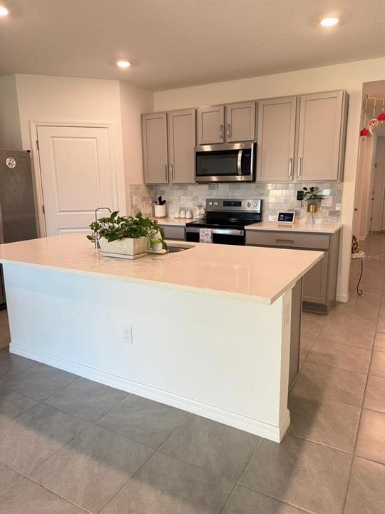 For Rent: $2,500 (4 beds, 2 baths, 1828 Square Feet)