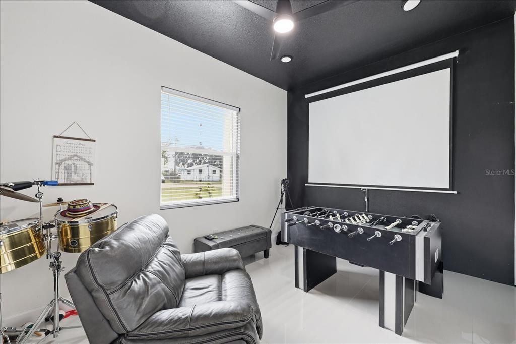 For Sale: $945,000 (6 beds, 6 baths, 3664 Square Feet)