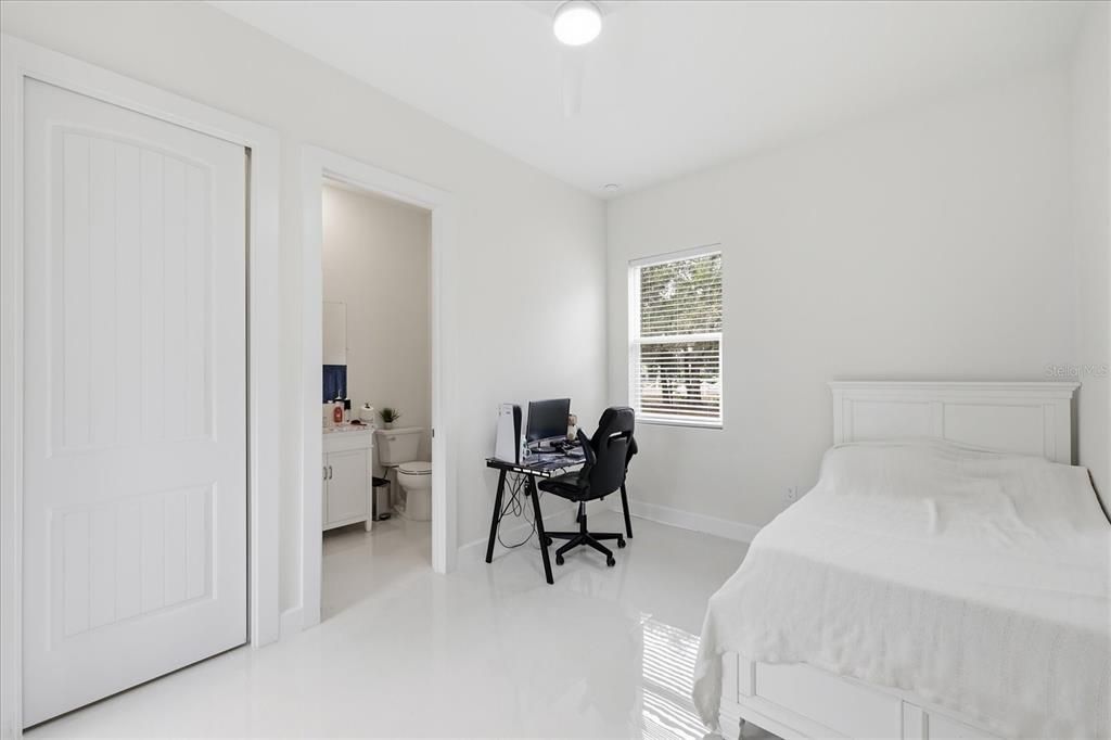 For Sale: $945,000 (6 beds, 6 baths, 3664 Square Feet)