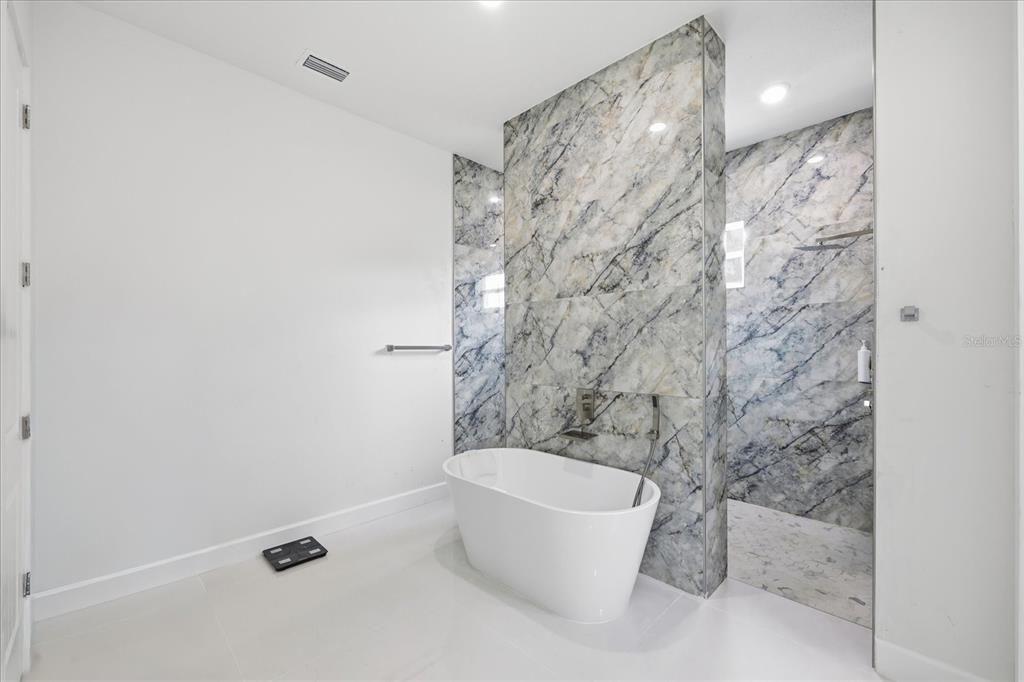 For Sale: $945,000 (6 beds, 6 baths, 3664 Square Feet)