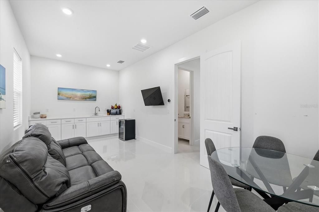 For Sale: $945,000 (6 beds, 6 baths, 3664 Square Feet)