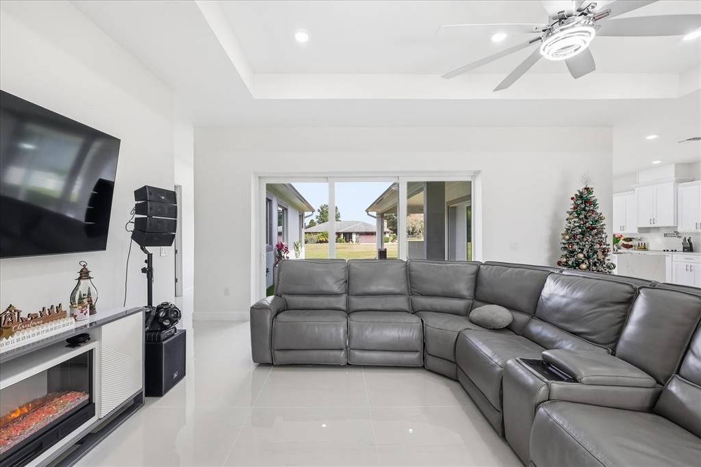 For Sale: $945,000 (6 beds, 6 baths, 3664 Square Feet)