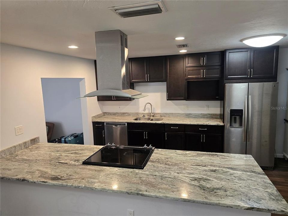 For Rent: $2,500 (3 beds, 2 baths, 2004 Square Feet)