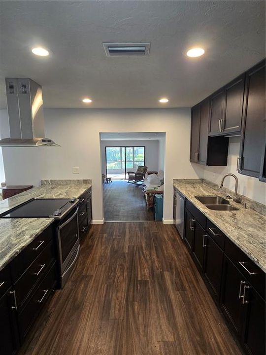 For Rent: $2,500 (3 beds, 2 baths, 2004 Square Feet)