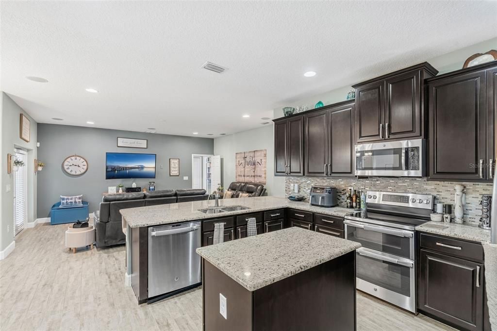 For Sale: $650,000 (4 beds, 3 baths, 2556 Square Feet)