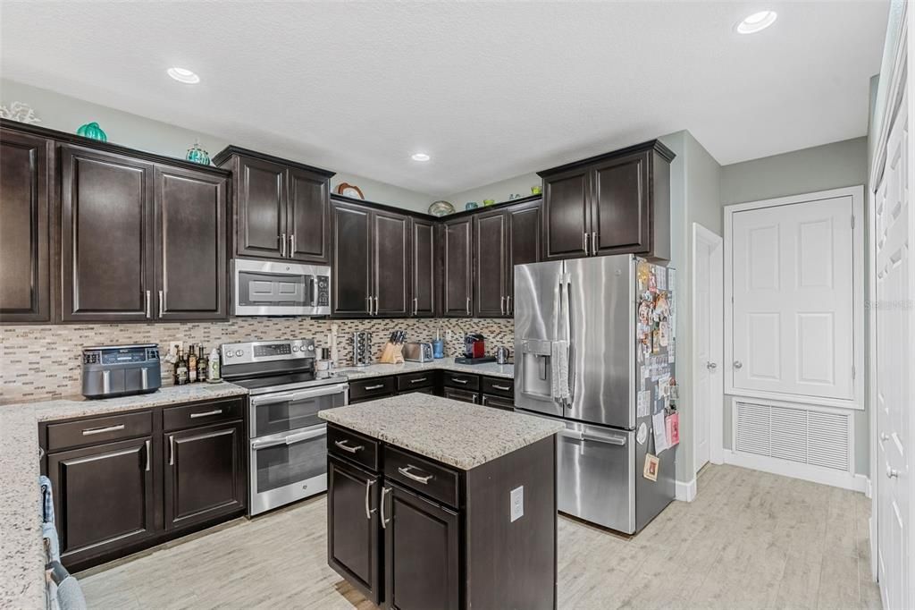 For Sale: $650,000 (4 beds, 3 baths, 2556 Square Feet)