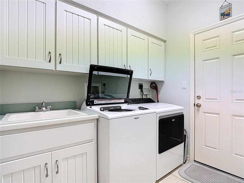 For Sale: $335,000 (3 beds, 2 baths, 1716 Square Feet)