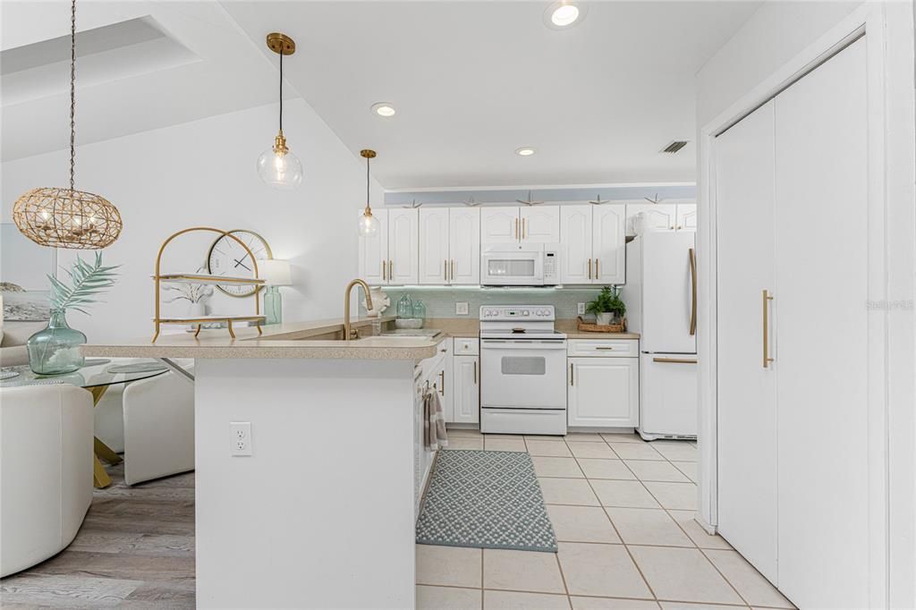 待售: $249,900 (2 贝兹, 2 浴室, 1092 平方英尺)